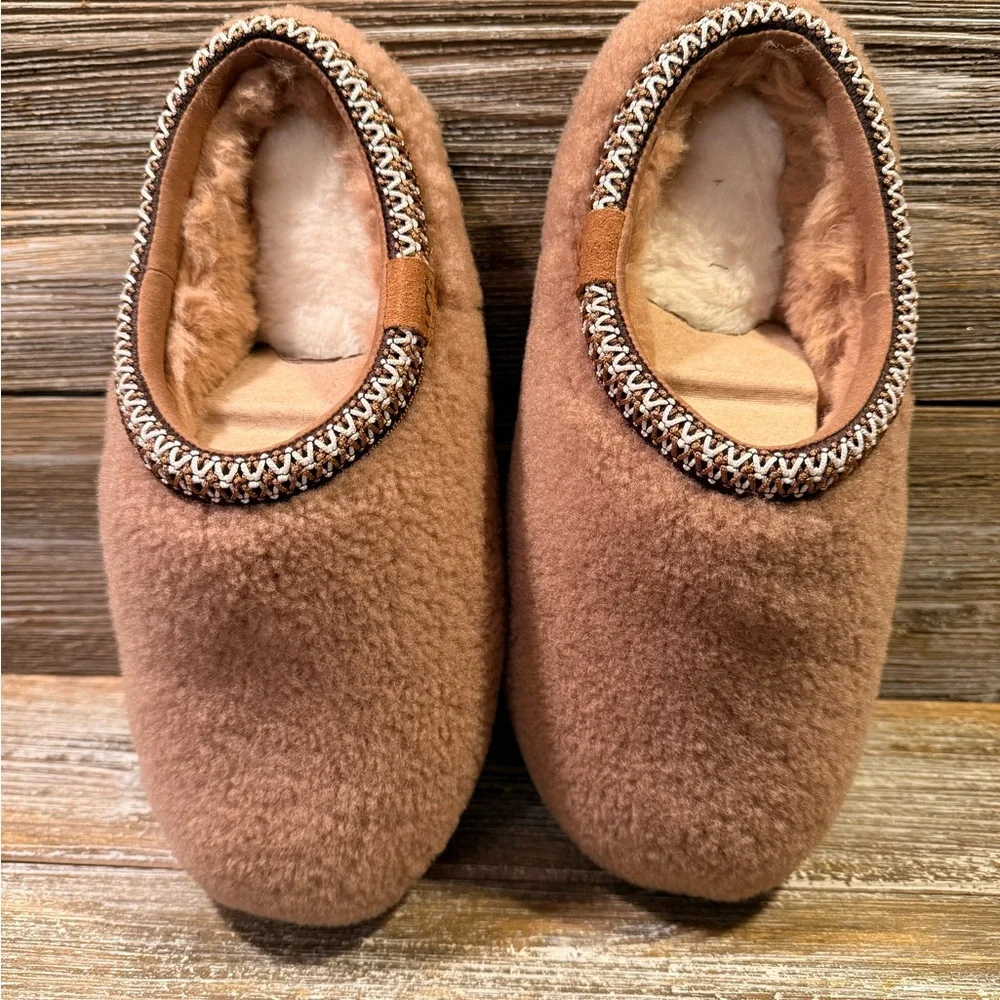 UGG Tan Shearling Slippers NEW big kids size 6 fits like an adult size 7 - Picture 4 of 8